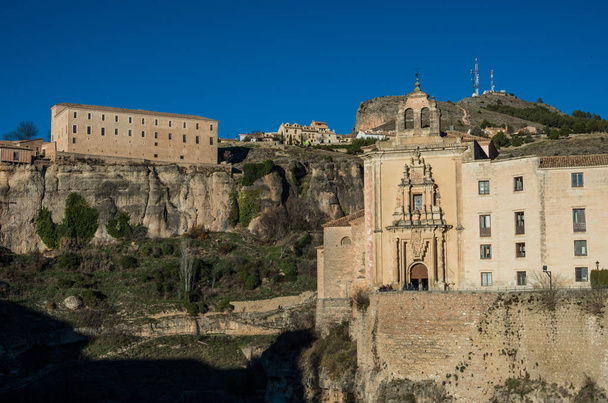 Parador de cuenca. Saint Paul Monastery am Stadtrand von Cuenca, in Spanien, XVI Jahrhundert, auf einer privilegierten und defensiven Klippe. - Foto, Bild