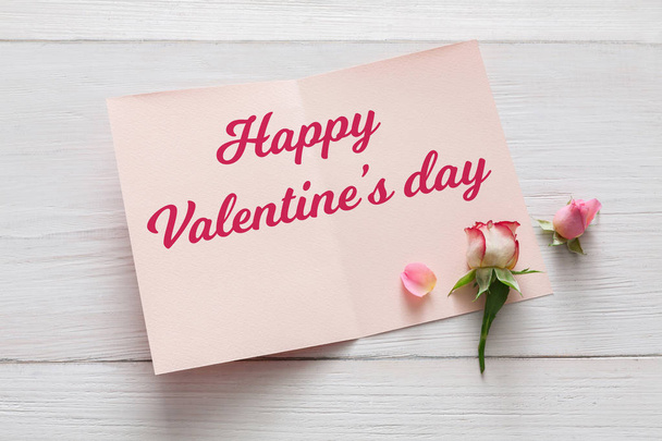 Feliz día de San Valentín tarjeta de fondo con flores en madera blanca
 - Foto, Imagen
