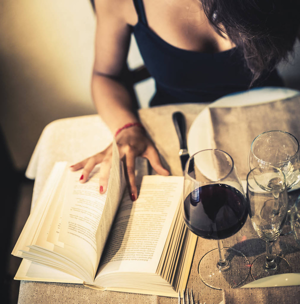 Женщина, читающая книгу в ресторане
 - Фото, изображение