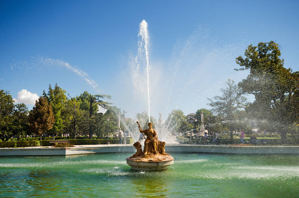 Фонтан і сади Аранхуес Королівський палац в Мадриді, Іспанія. - Фото, зображення