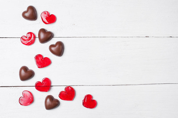 Chocolade snoepjes en rode lollies - Foto, afbeelding
