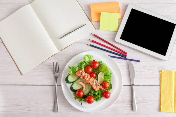 Здоровий бізнес обід перекус в офісі, вид зверху на овочевий салат
 - Фото, зображення