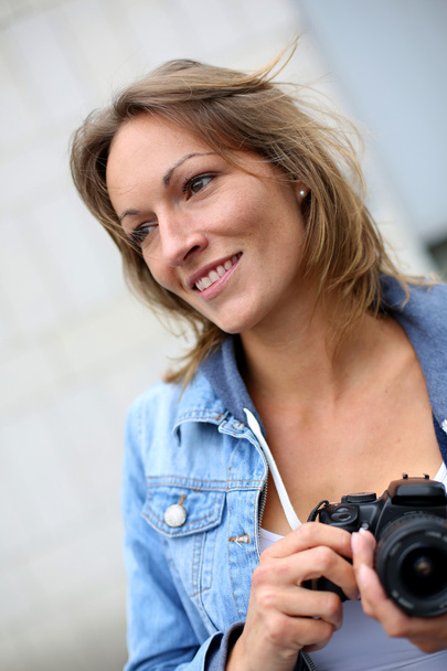 町の写真のカメラを利用した女性 - 写真・画像