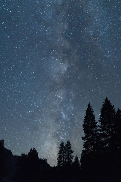 Млечный Путь из долины Йосемити
 - Фото, изображение