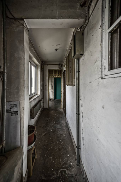 Binada terk edilmiş eski koridor - Fotoğraf, Görsel
