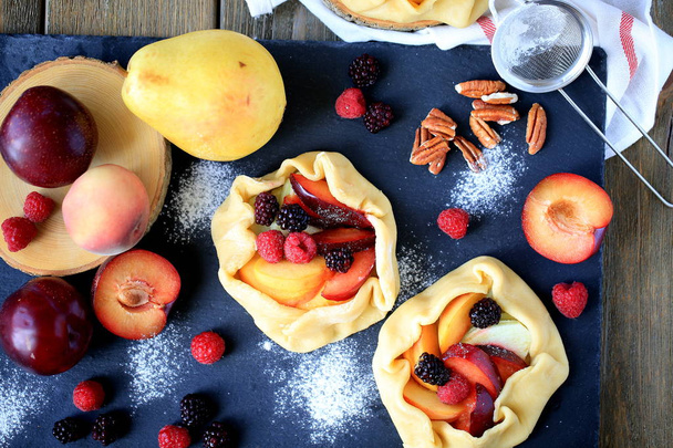Galette não cozida com frutas frescas e bagas
 - Foto, Imagem