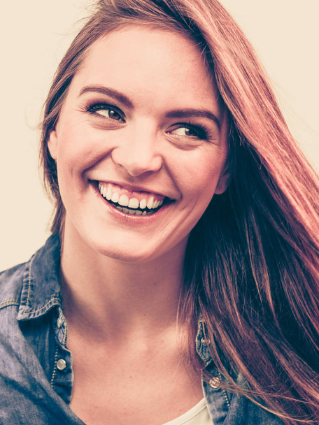 Happy smiling woman wearing jeans - Foto, afbeelding