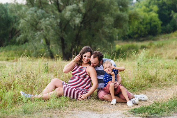 Ευτυχισμένη οικογένεια έγκυος για βόλτα - Φωτογραφία, εικόνα