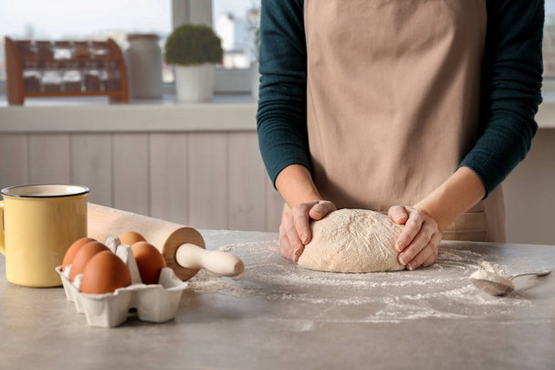 Woman preparing dough - Valokuva, kuva
