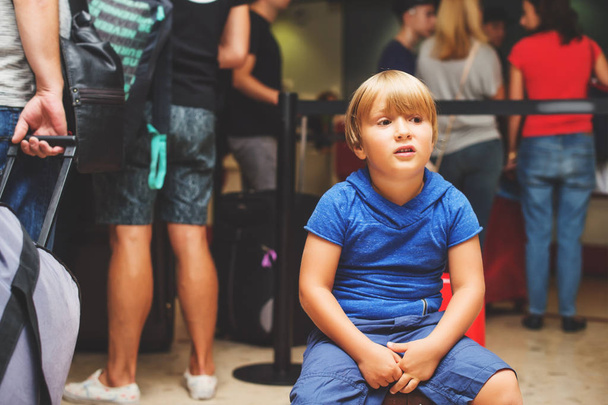 Μικρό αγόρι στο αεροδρόμιο ή το σιδηροδρομικό σταθμό - Φωτογραφία, εικόνα