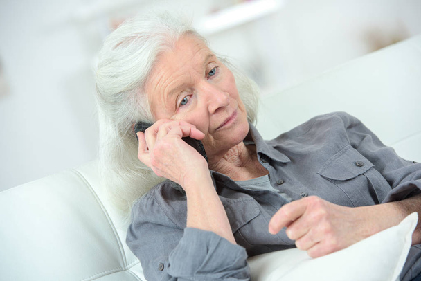 Senior woman on the phone - Zdjęcie, obraz