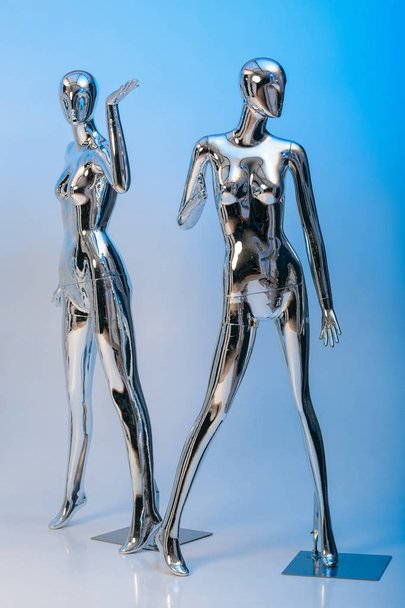 many fashion shiny female mannequins for clothes. Metallic manne - Foto, afbeelding