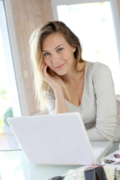 Woman working at home on laptop computer - Foto, Imagem