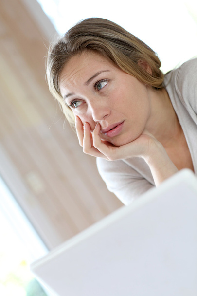 Active woman in front of laptop with upset look - Фото, зображення