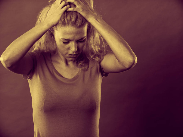 Gergin, sinirli, depresif genç kadın acı içinde - Fotoğraf, Görsel