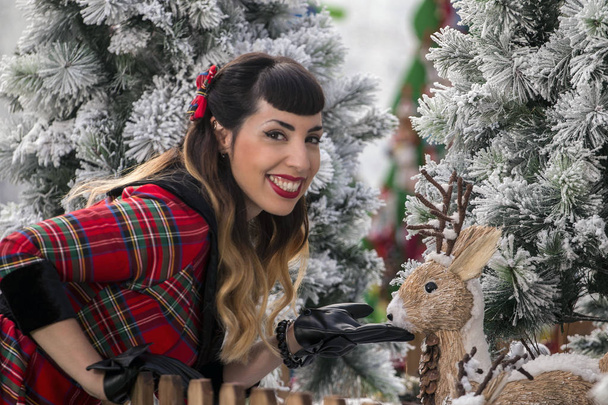 Рождественская девушка с оленем
 - Фото, изображение