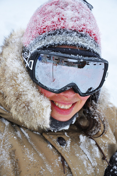 Donna sorridente con gli occhiali in inverno
 - Foto, immagini