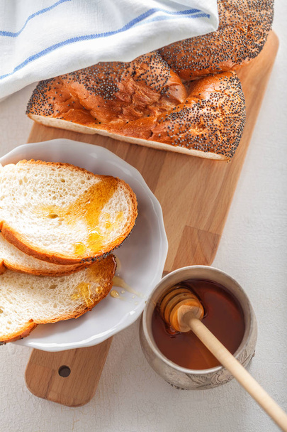 Braided Challah bread and honey - Φωτογραφία, εικόνα