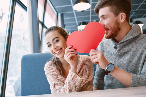 пара закоханих на побачення в кафе в день Святого Валентина - Фото, зображення