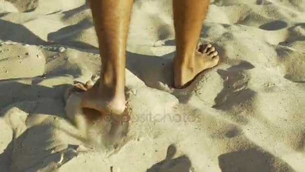 Férfi láb, séta a homok - Felvétel, videó
