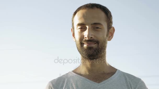 Vrolijke man glimlacht met tanden en hoofd knikt - Video
