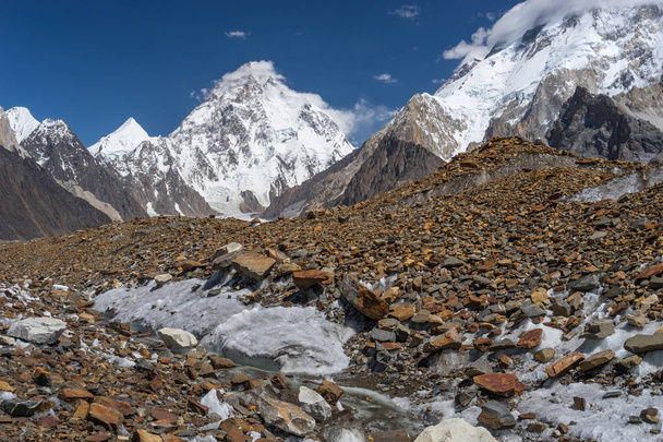 K2 berg met sneeuw op de top en Baltoro gletsjer, K2 trek, Pakis - Foto, afbeelding