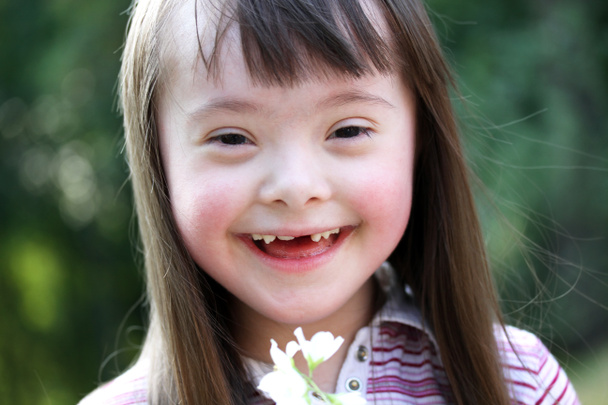 Портрет красивой молодой девушки с цветами в парке
 - Фото, изображение