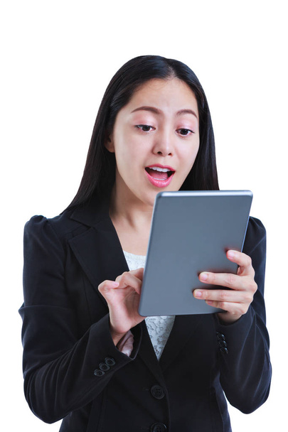 Businesswoman mirando confiado usando tableta digital. Aislado sobre fondo blanco
.  - Foto, Imagen
