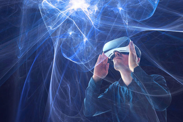 Muž s brýlemi virtuální reality. Koncept technologie budoucnosti. - Fotografie, Obrázek