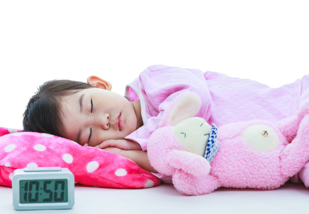Concept enfants en santé. Asiatique fille dormir paisiblement. Sur fond blanc
. - Photo, image