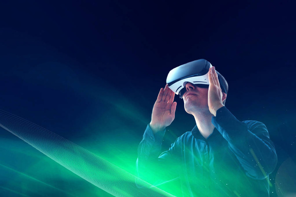 Muž s brýlemi virtuální reality. Koncept technologie budoucnosti. - Fotografie, Obrázek