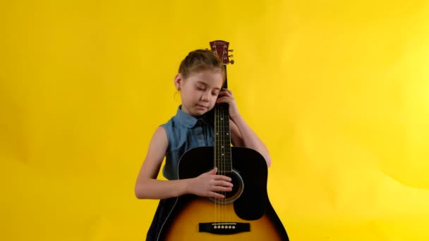 Blondes Mädchen blaue Augen spielt Gitarre - Filmmaterial, Video