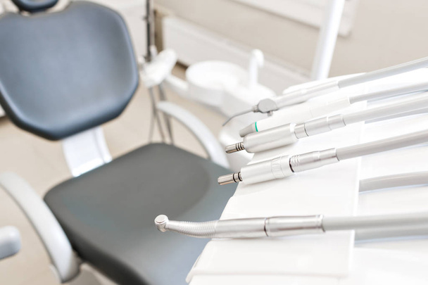 Крупним планом сучасні стоматологічні інструменти, опіки
 - Фото, зображення