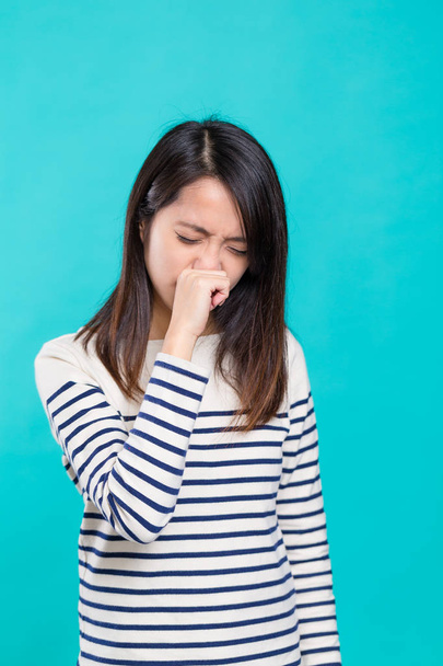La mujer sufre de alergia nasal
 - Foto, Imagen