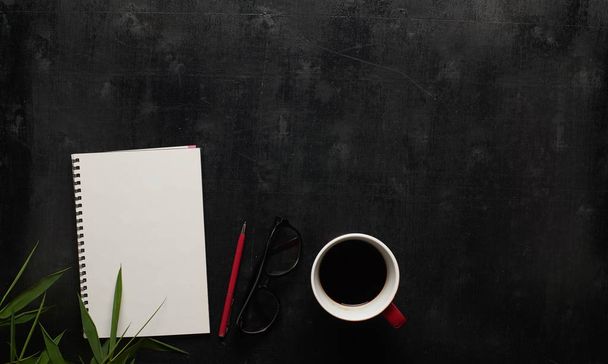 Quaderno e caffè sul tavolo da lavoro
 - Foto, immagini