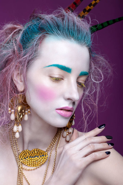 Kreatives Porträt einer jungen Frau mit artistischem Make-up. - Foto, Bild