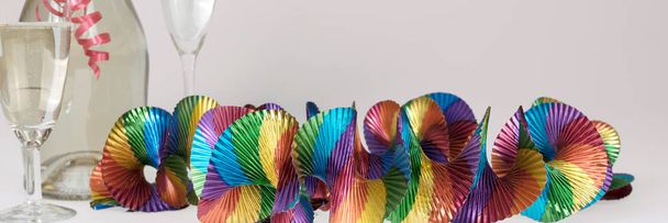 Kaksi täyttä samppanjalaseja värikkäitä seppeleitä
 - Valokuva, kuva