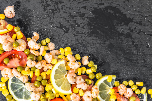 Renkli sebze arka plan siyah plaka üzerinde Akdeniz mutfağından karides ile - Fotoğraf, Görsel