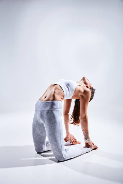 Donna che fa yoga isolato su sfondo bianco
 - Foto, immagini