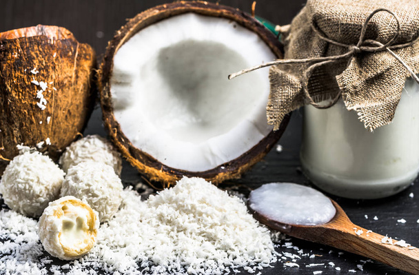 Fresh coconut and coconut products: coconut oil and coconut ball - Valokuva, kuva