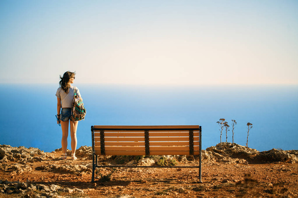 Žena stojící blízko okraji útesu  - Fotografie, Obrázek