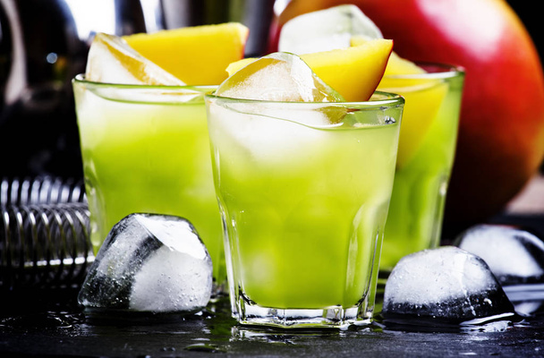 Green cocktail with mango - Foto, imagen