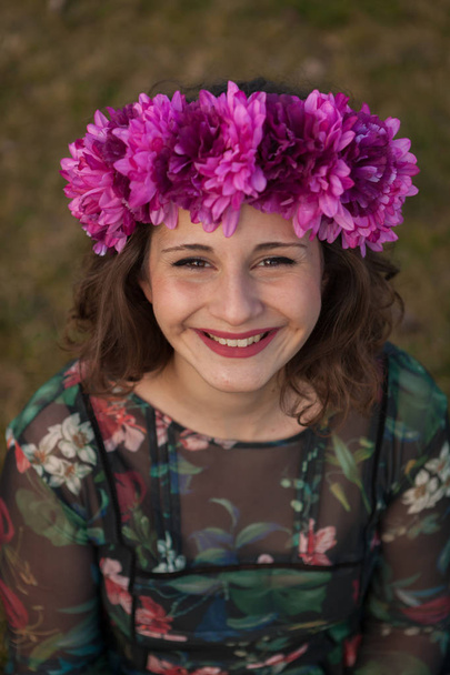 Gyönyörű kanyargós lány, Virág Koszorú - Fotó, kép