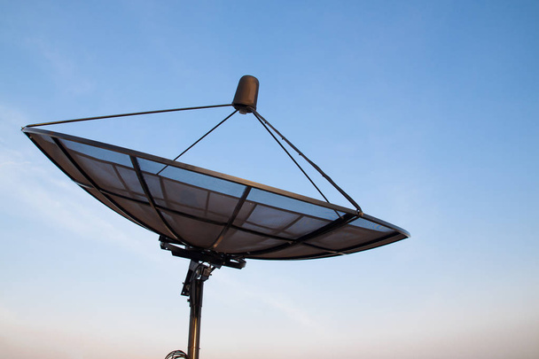 Netwerk van de technologie van de mededeling van de blauwe hemel van het schotel van satelliet - Foto, afbeelding