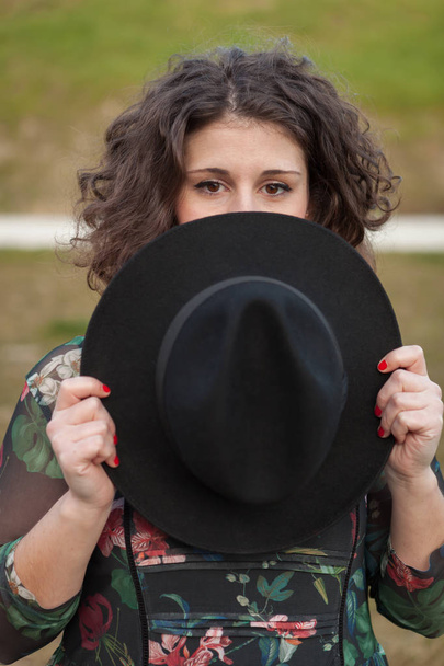 mooi meisje met zwarte hoed - Foto, afbeelding