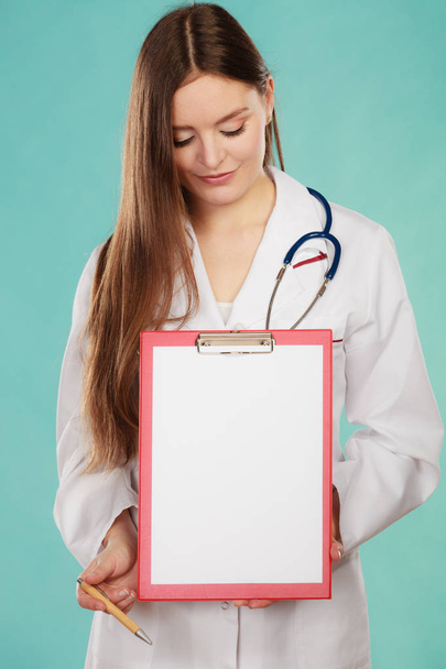 Young doctor with folder - Foto, afbeelding