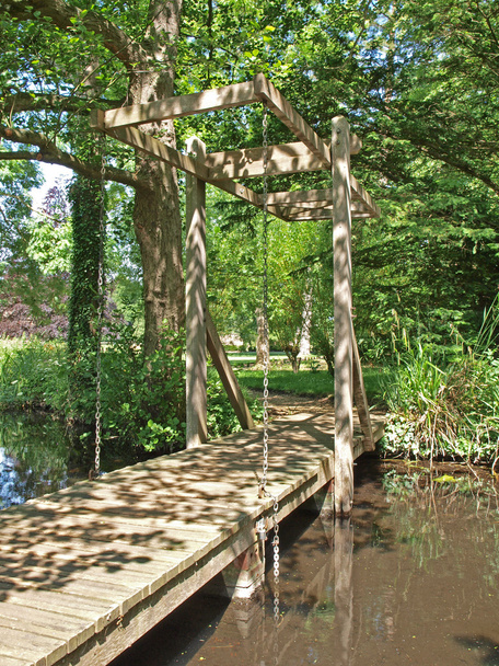 Desenhe a ponte na caminhada da floresta no Oxburgh Hall
. - Foto, Imagem