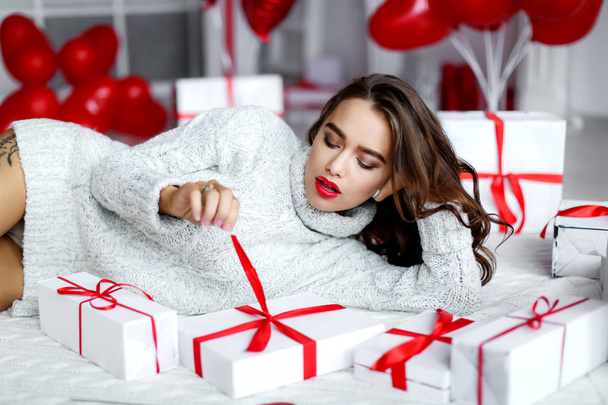 Young sexy woman with make-up and hairdo, with gifts and balloons - Fotoğraf, Görsel