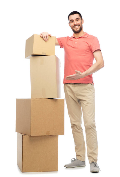 happy man with cardboard boxes - Foto, afbeelding