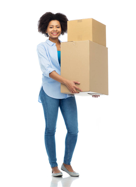 happy african young woman with parcel boxes - Foto, afbeelding